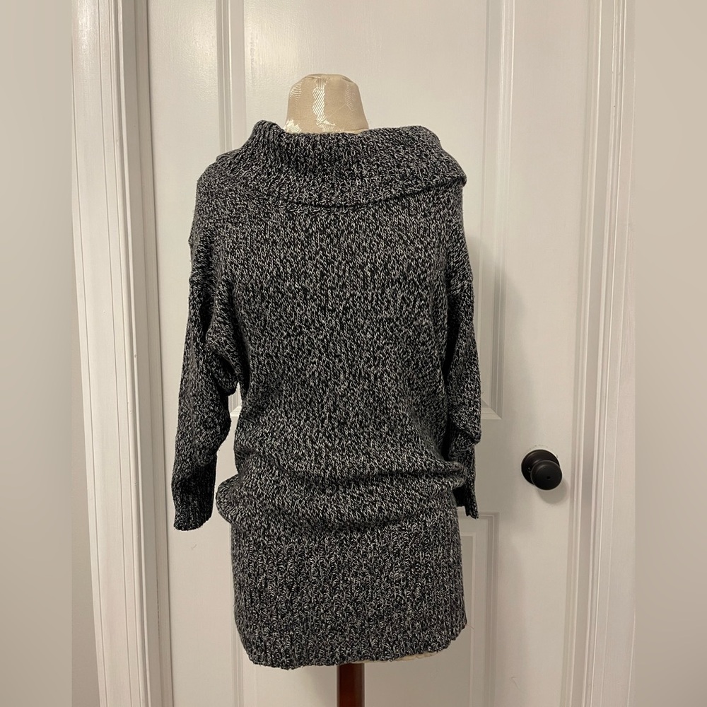 iZBYER Tunic Cowl Neck Sweater size Large. Smoke free.